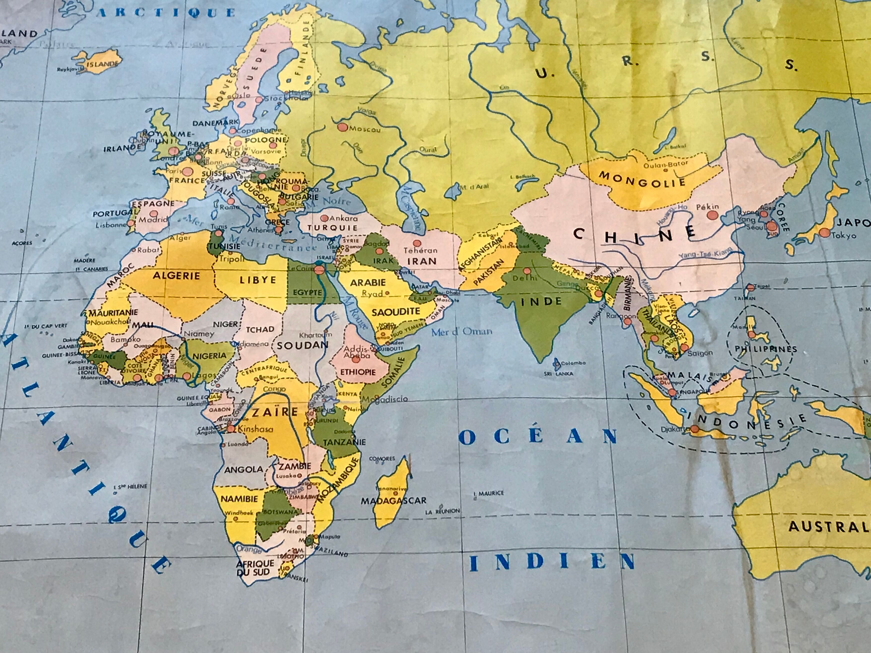 School map of the world / political and physical planisphere 60s
