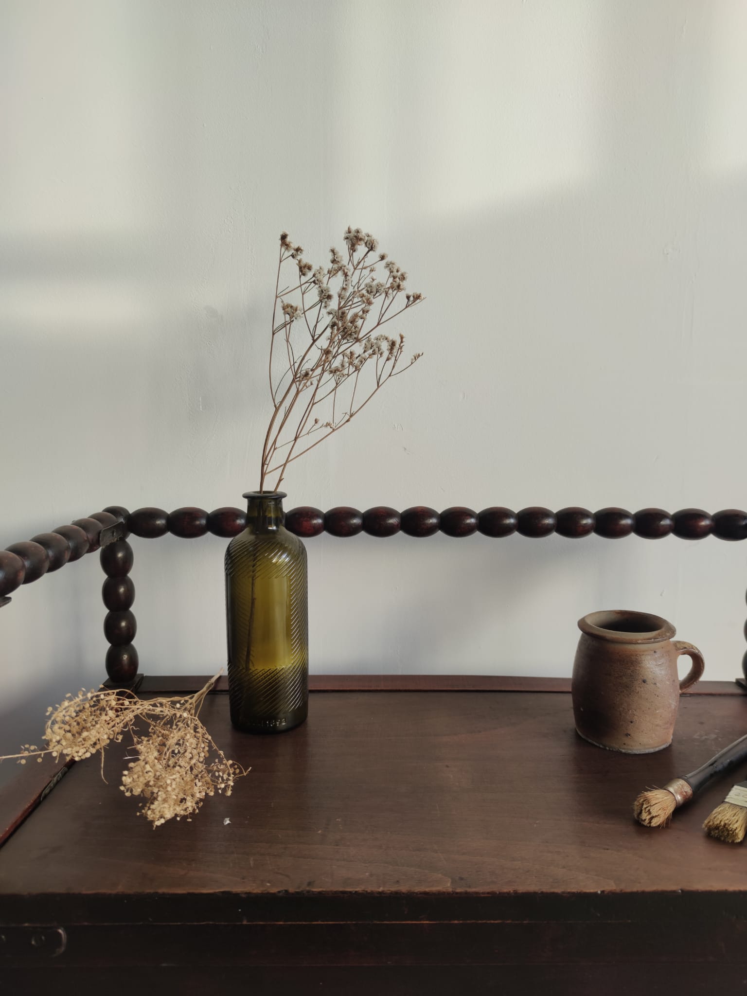 Natural wood chest forming a bench, ringed shoulders