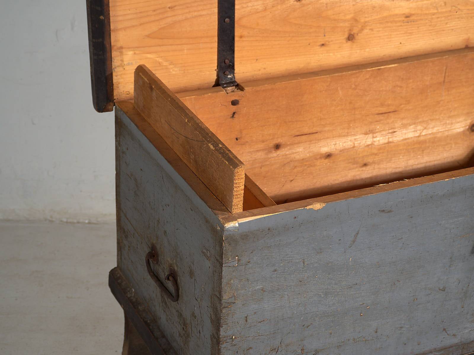 Antique wooden trunk with original lock (c.1900) #16