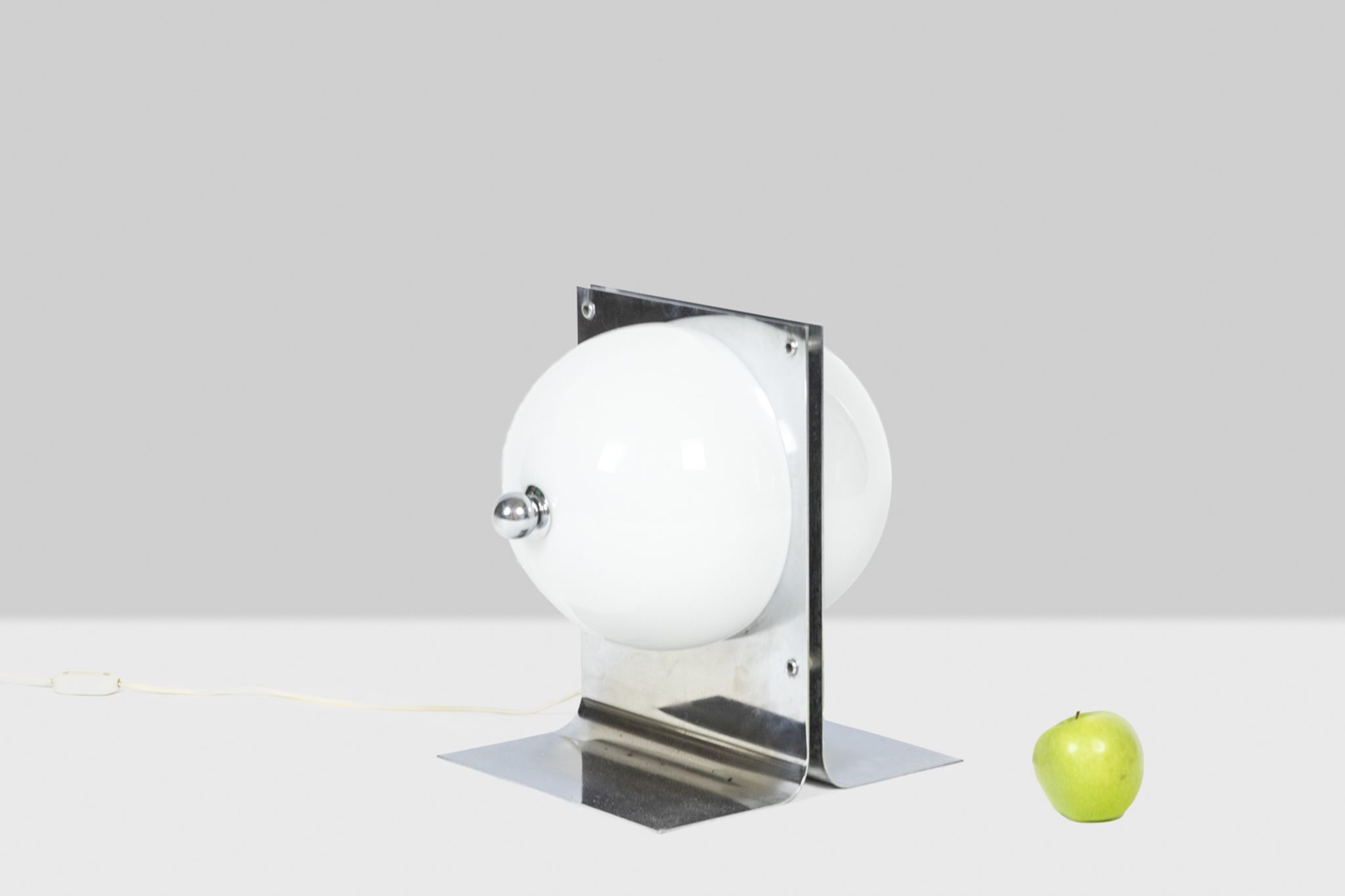 Lampe de table en métal poli et opaline, années 1970
