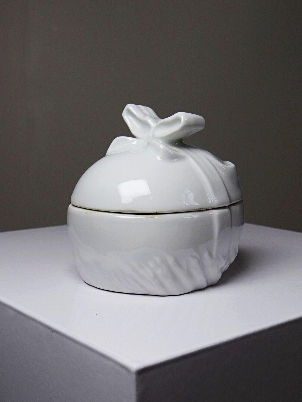 Jewellery box or Easter sweet jar in white porcelain Apilco Deshoulières
