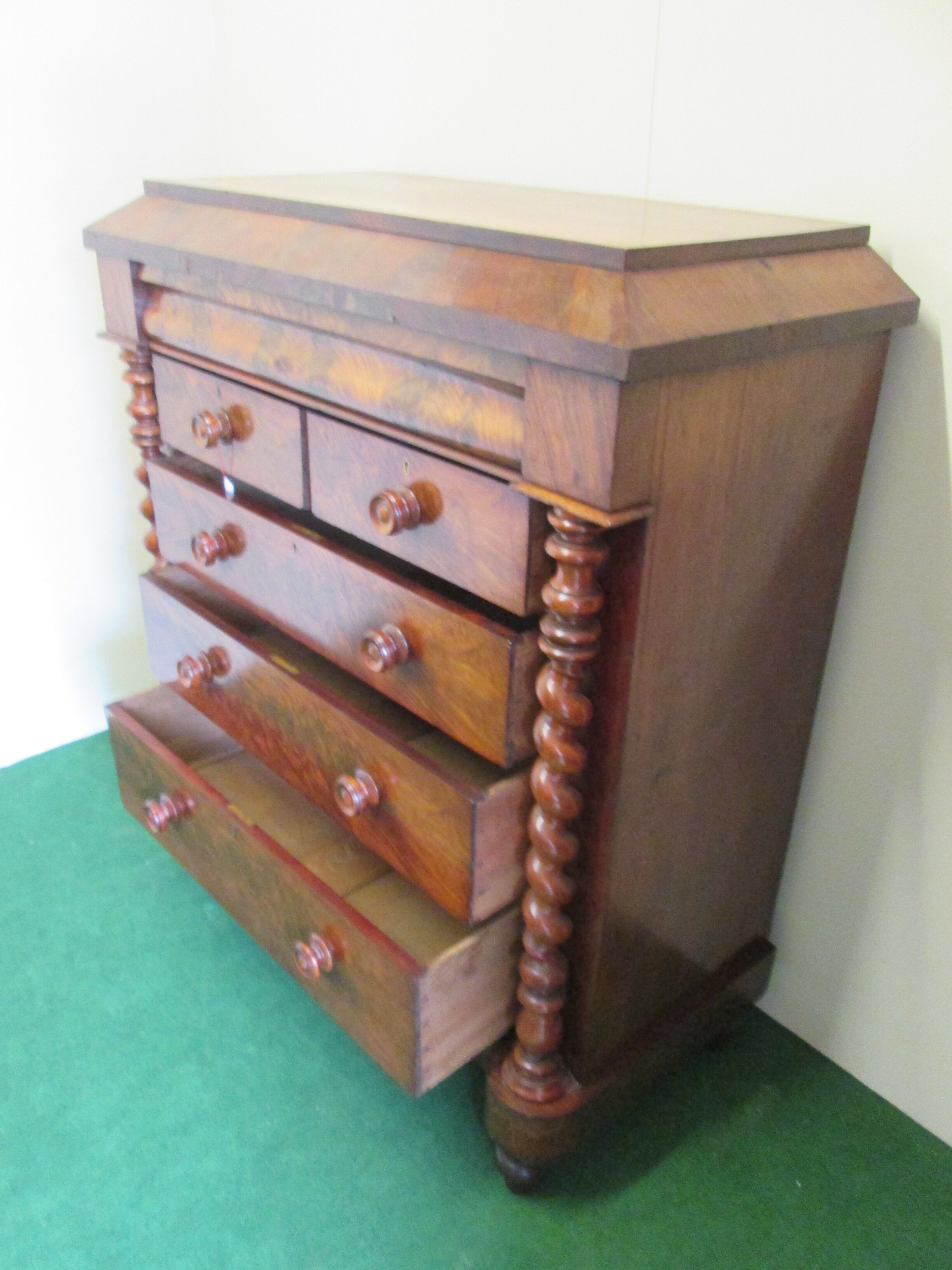 Scottish mahogany chest of drawers from 1880