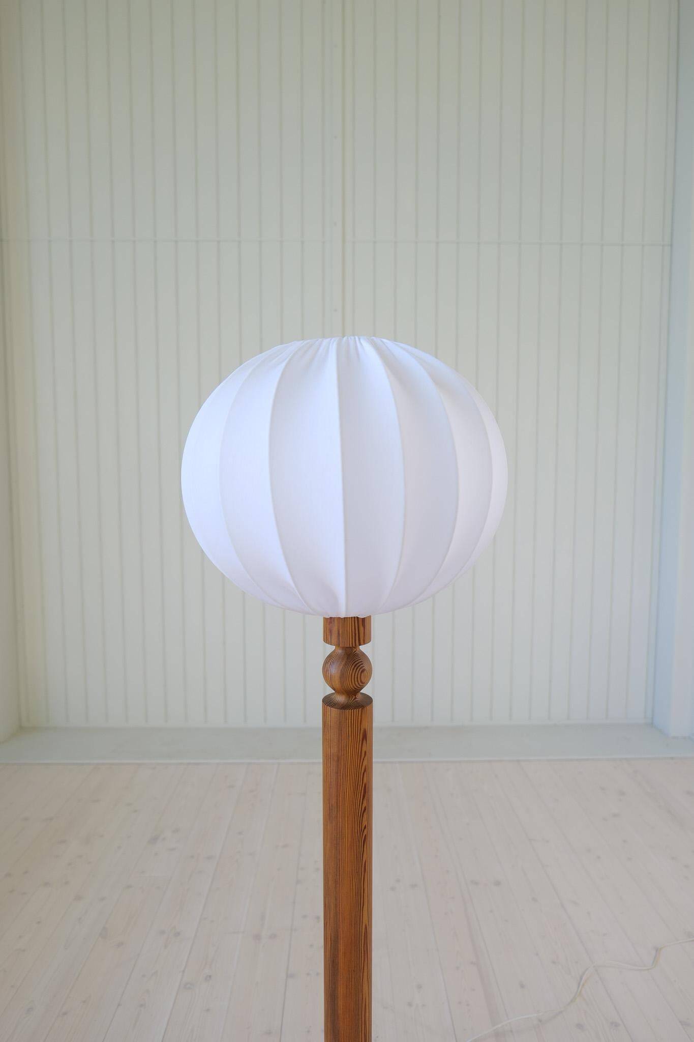 Modern sculptural Scandinavian floor lamp in pine by Uno Kristiansson, Sweden, 1970s.