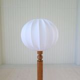 Modern sculptural Scandinavian floor lamp in pine by Uno Kristiansson, Sweden, 1970s.