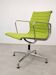 Chaise pivotante en aluminium Vitra EA 108
