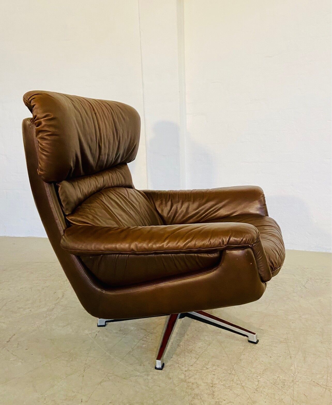 Chaise œuf pivotante en cuir danoise vintage des années 1970 par Bramin