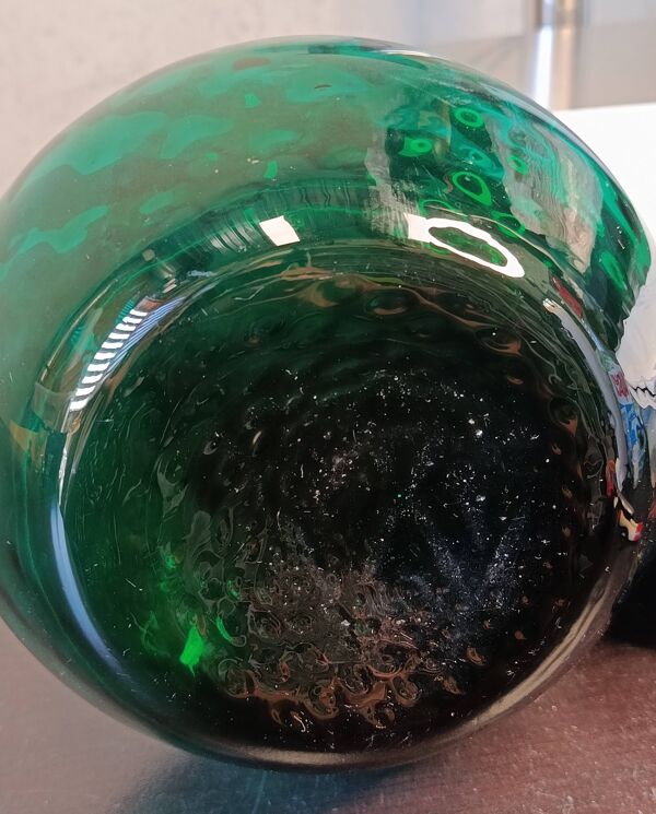 Duo de vase et carafe texturée en verre soufflé vert, type Biot, années '60