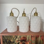 Lot de trois suspensions en opaline scandinave blanche