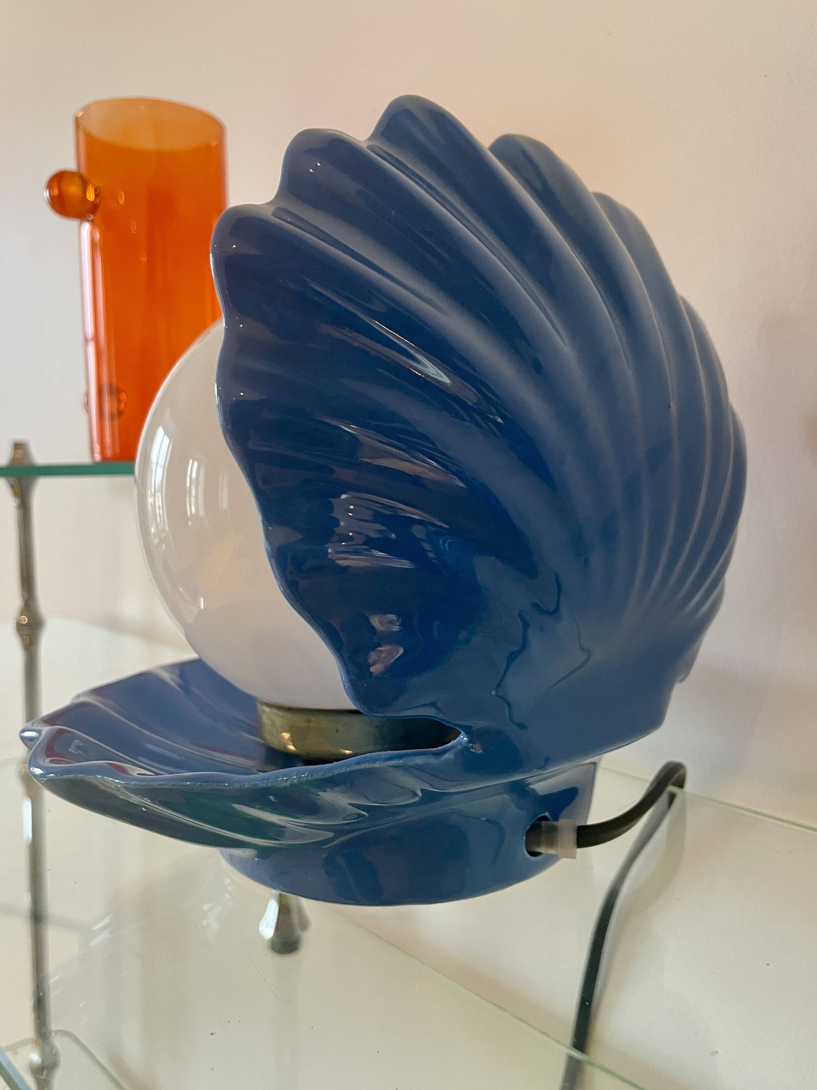Lampe coquillage en céramique bleue