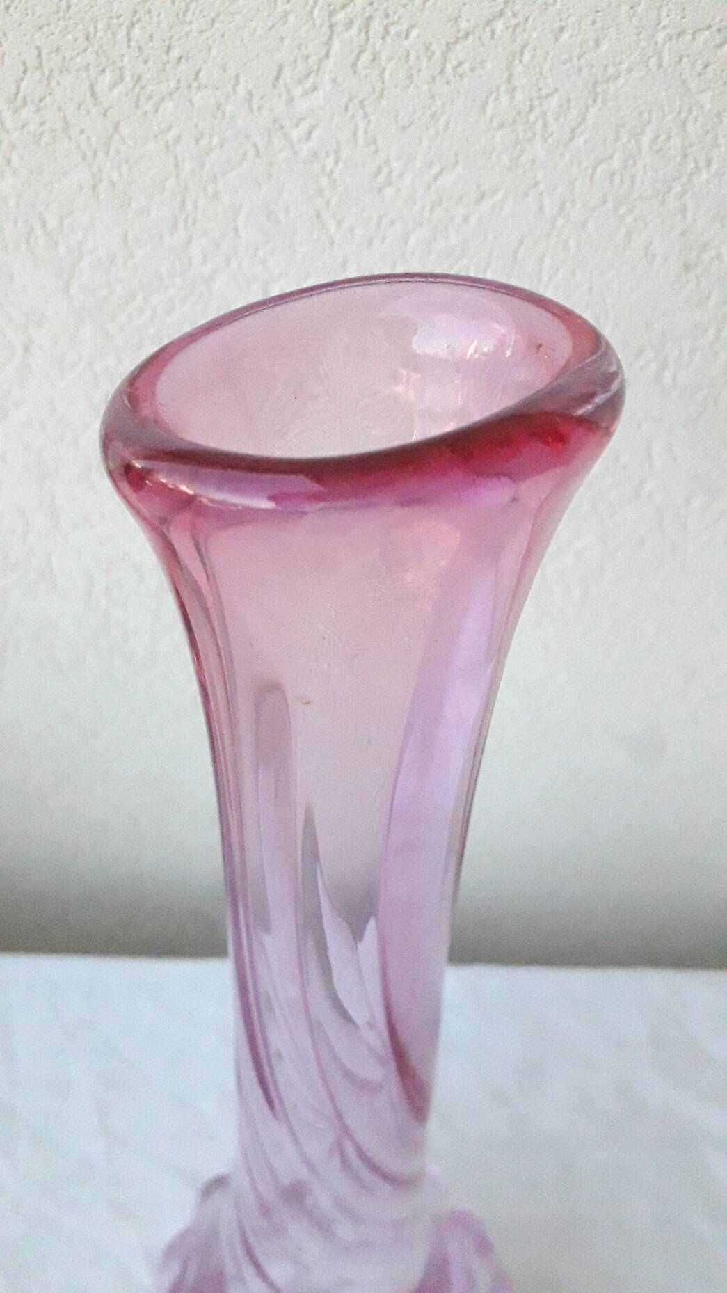 Vase en verre rose