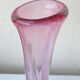 Vase en verre rose