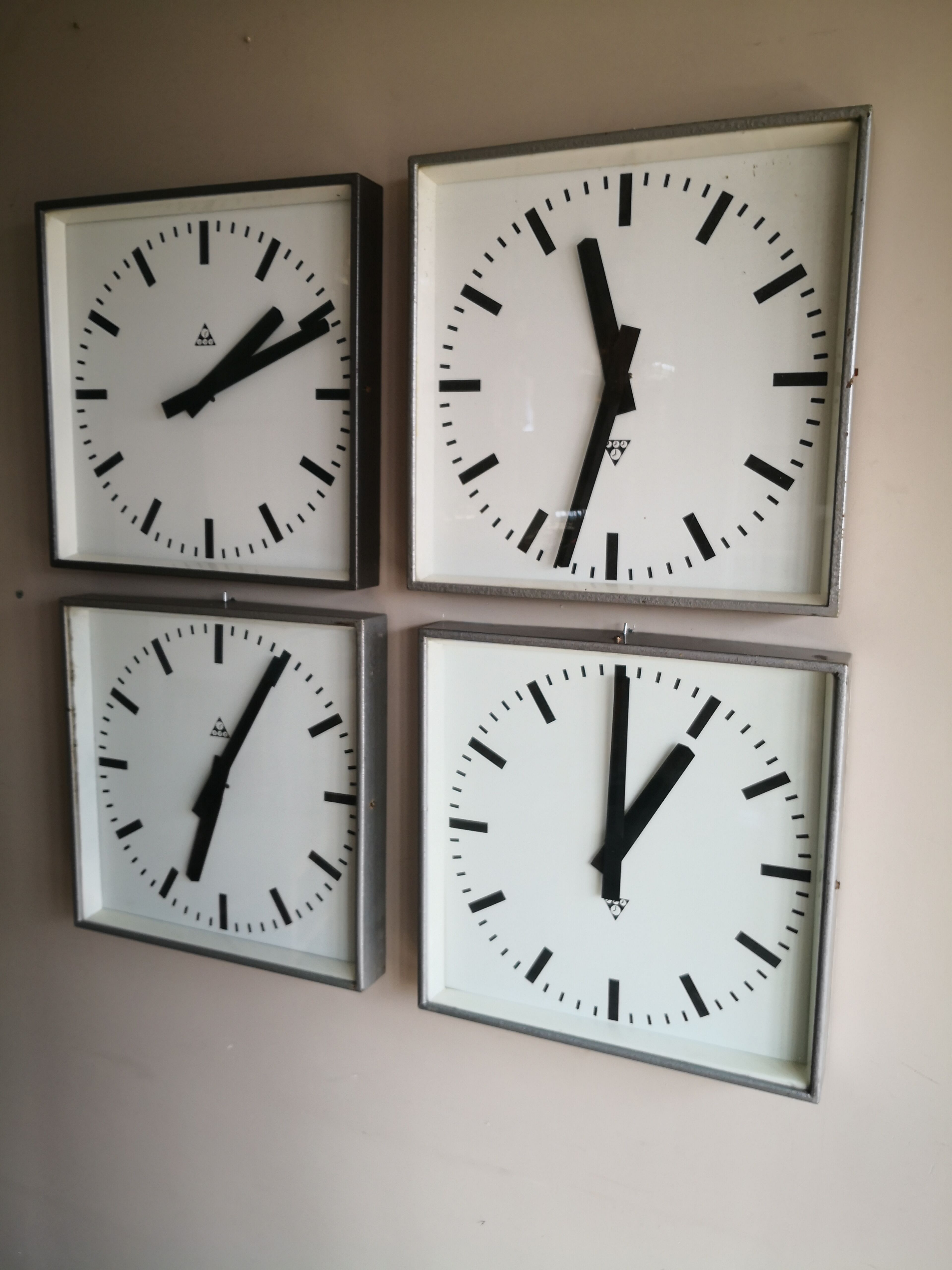 Industrial wall clock, Czechoslovakia station Pragotron 60