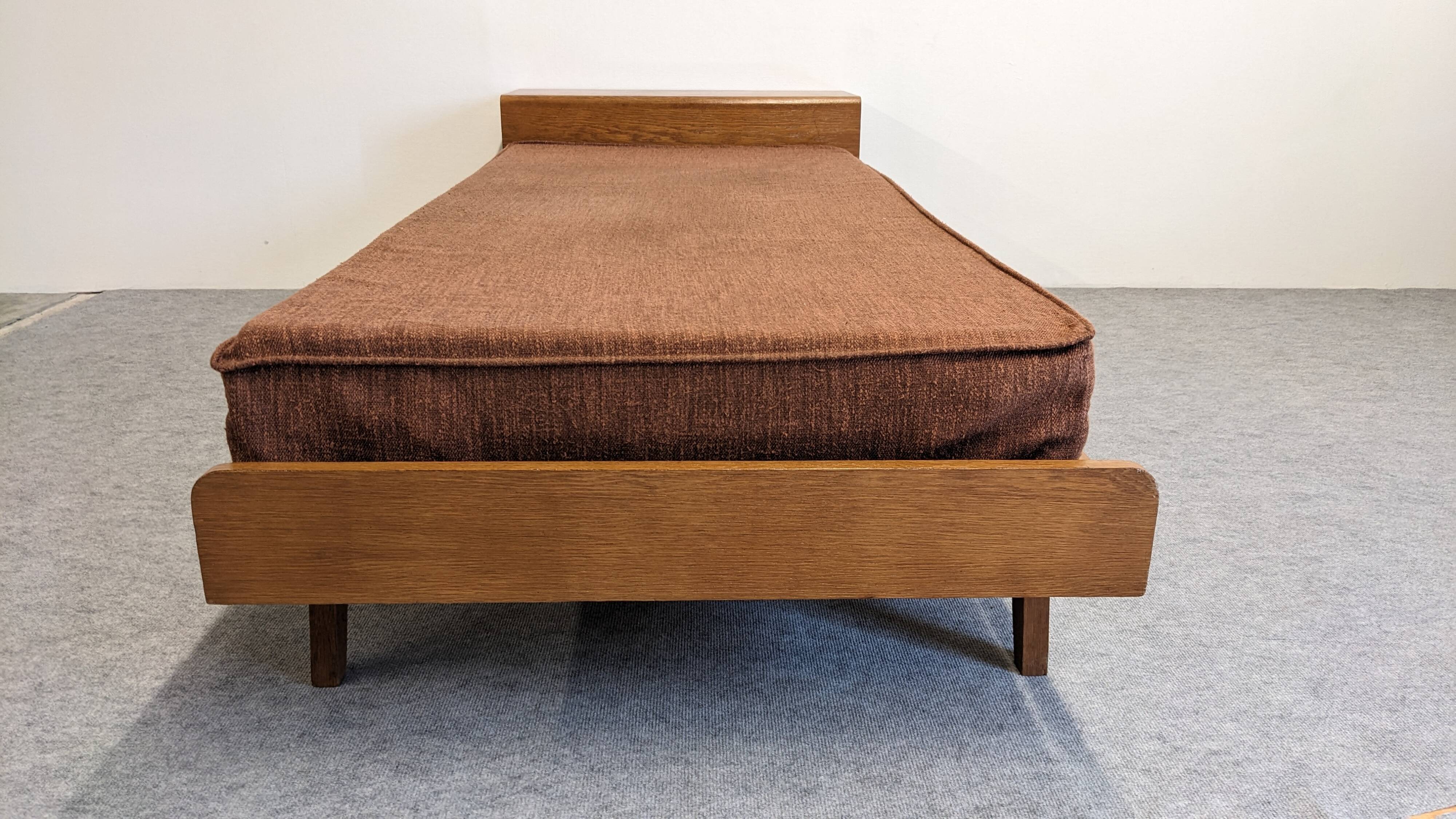 Daybed,  banquette ou lit de repos de style scandinave, France vers 1960