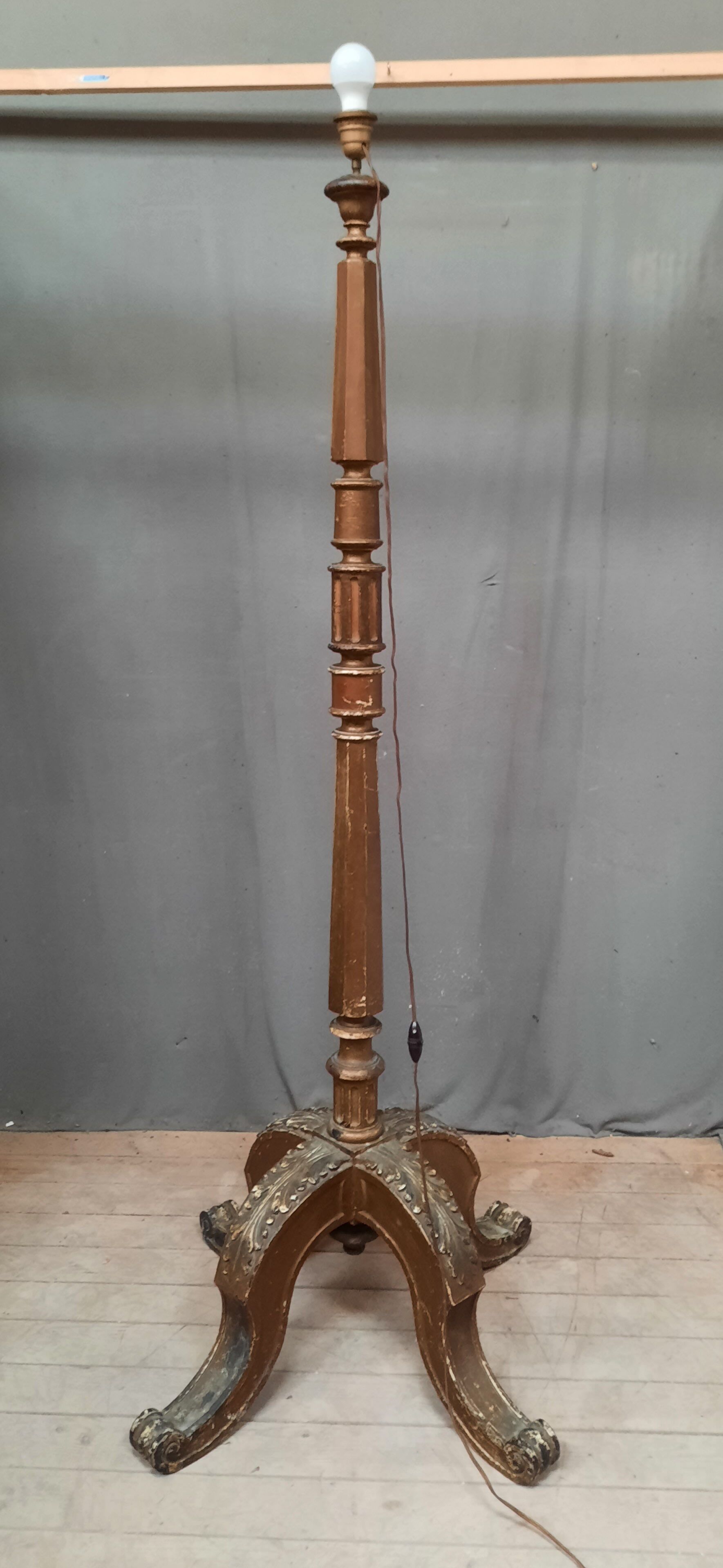 Lampadaire en bois doré