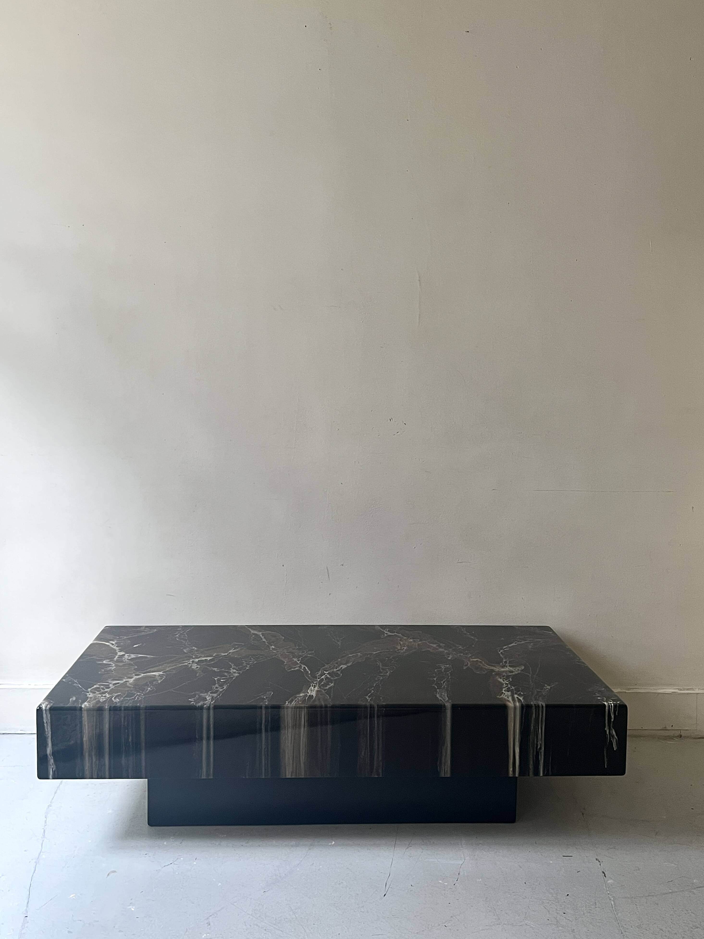 Table basse rectangulaire en résine marbre, design vers 1970