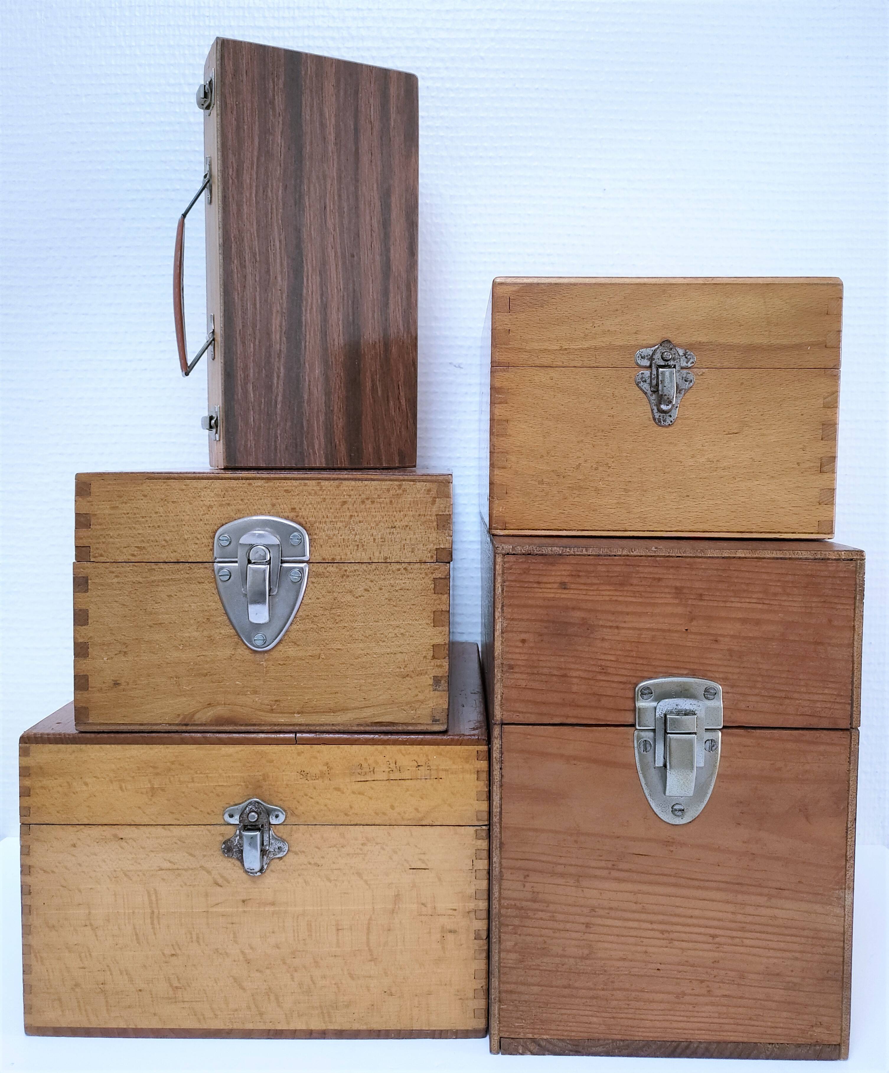 Cinq boîtes bois vintage