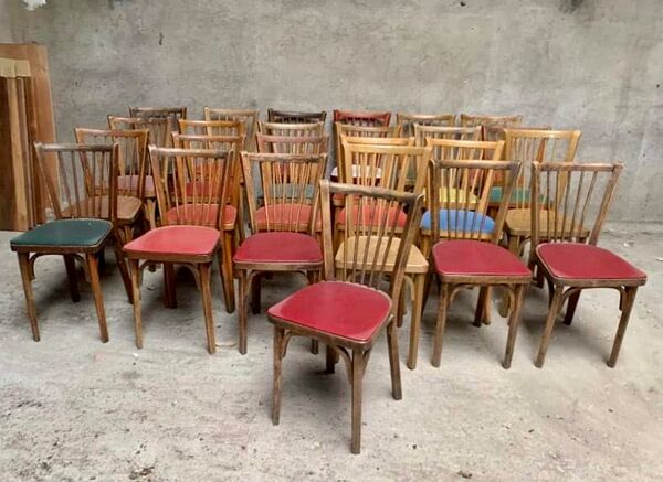 Série de 25 anciennes chaises bistrot Baumann vintage en bois courbé assis Skaï  ou bois