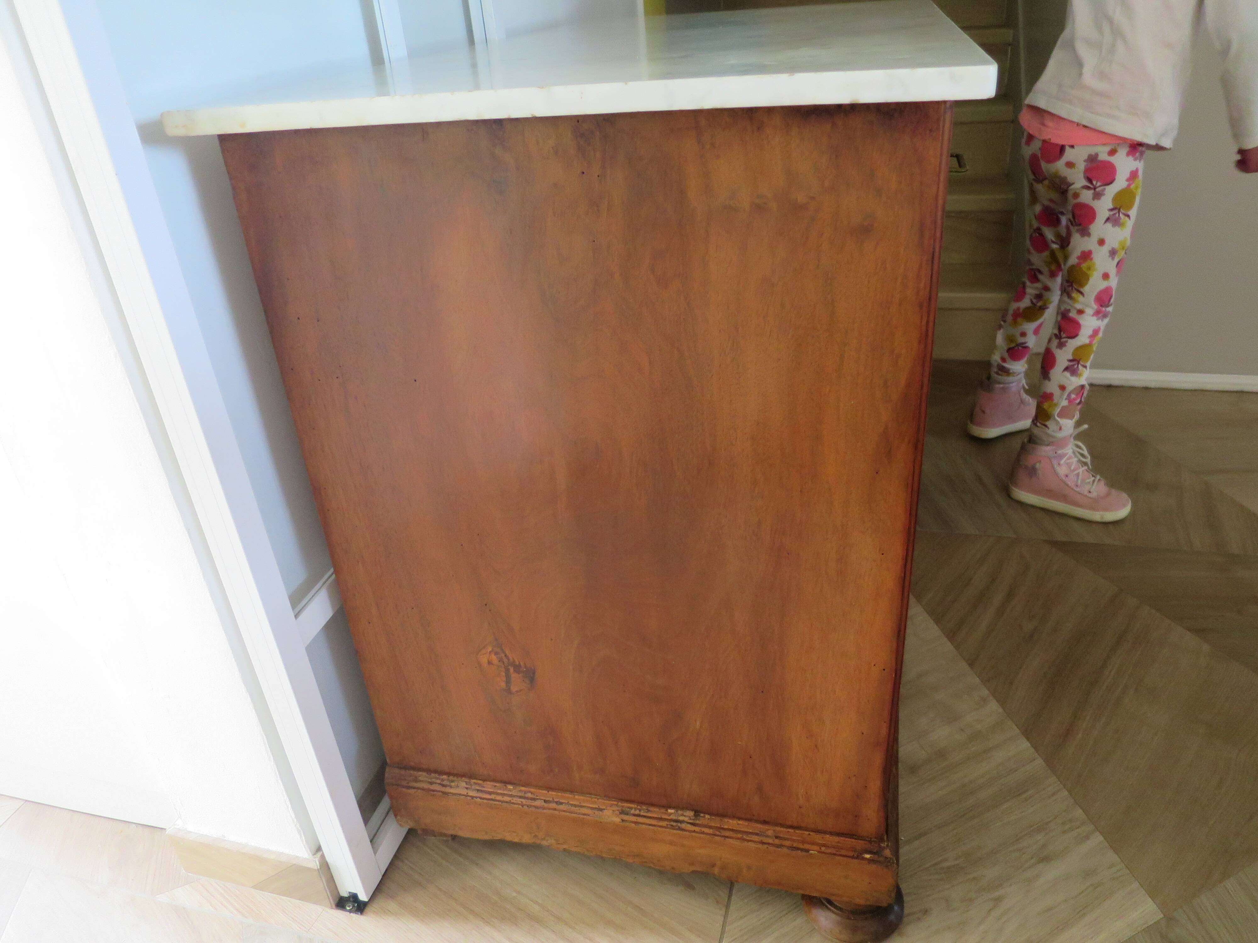 Louis Philippe style chest of drawers with 4 drawers in solid walnut and marble, 1900-1950.