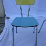 Deux chaises et un tabouret jaune et bleu en formica