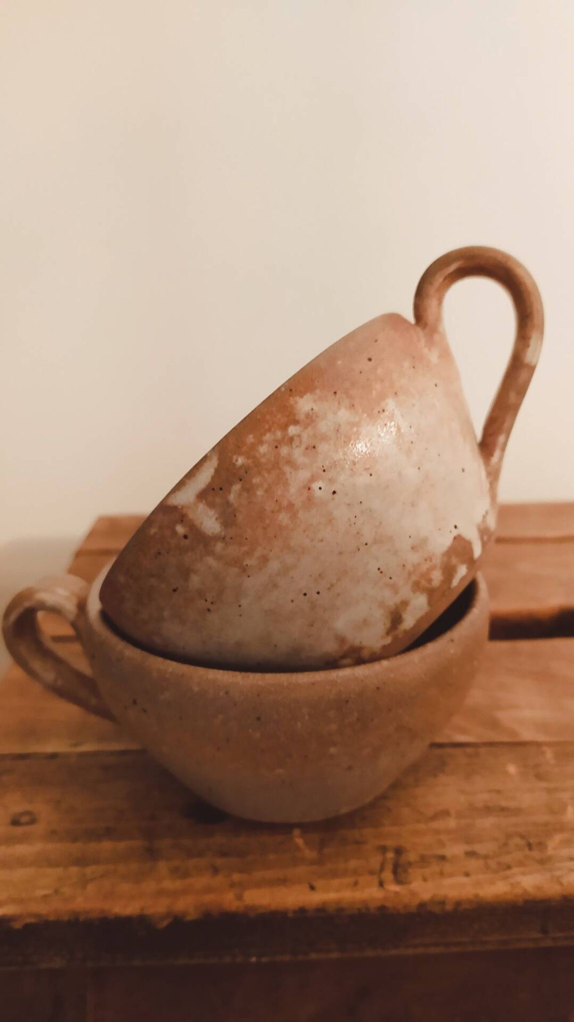 Duo de tasses anciennes en grès