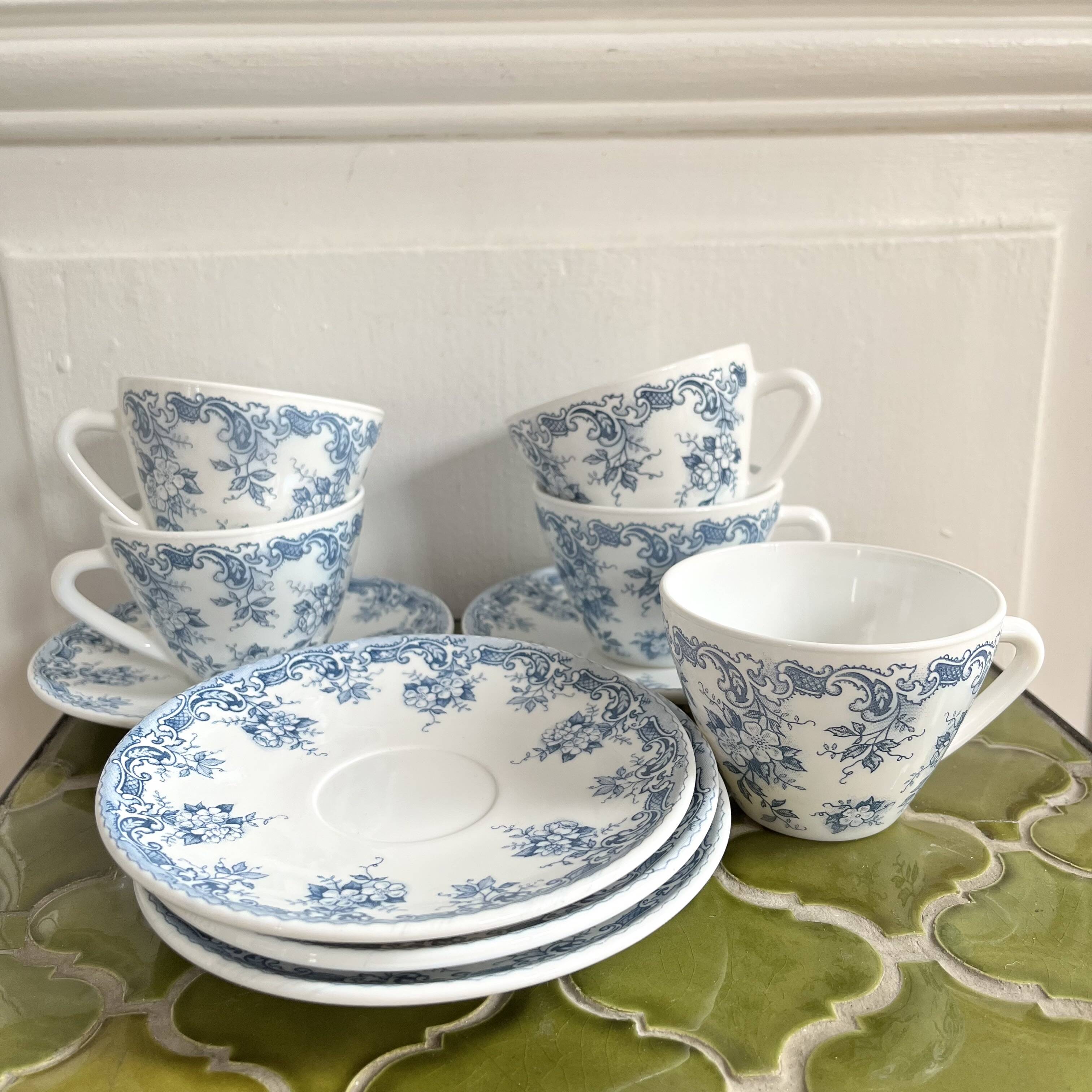5 coffee cups with blue flower decor from the 70s