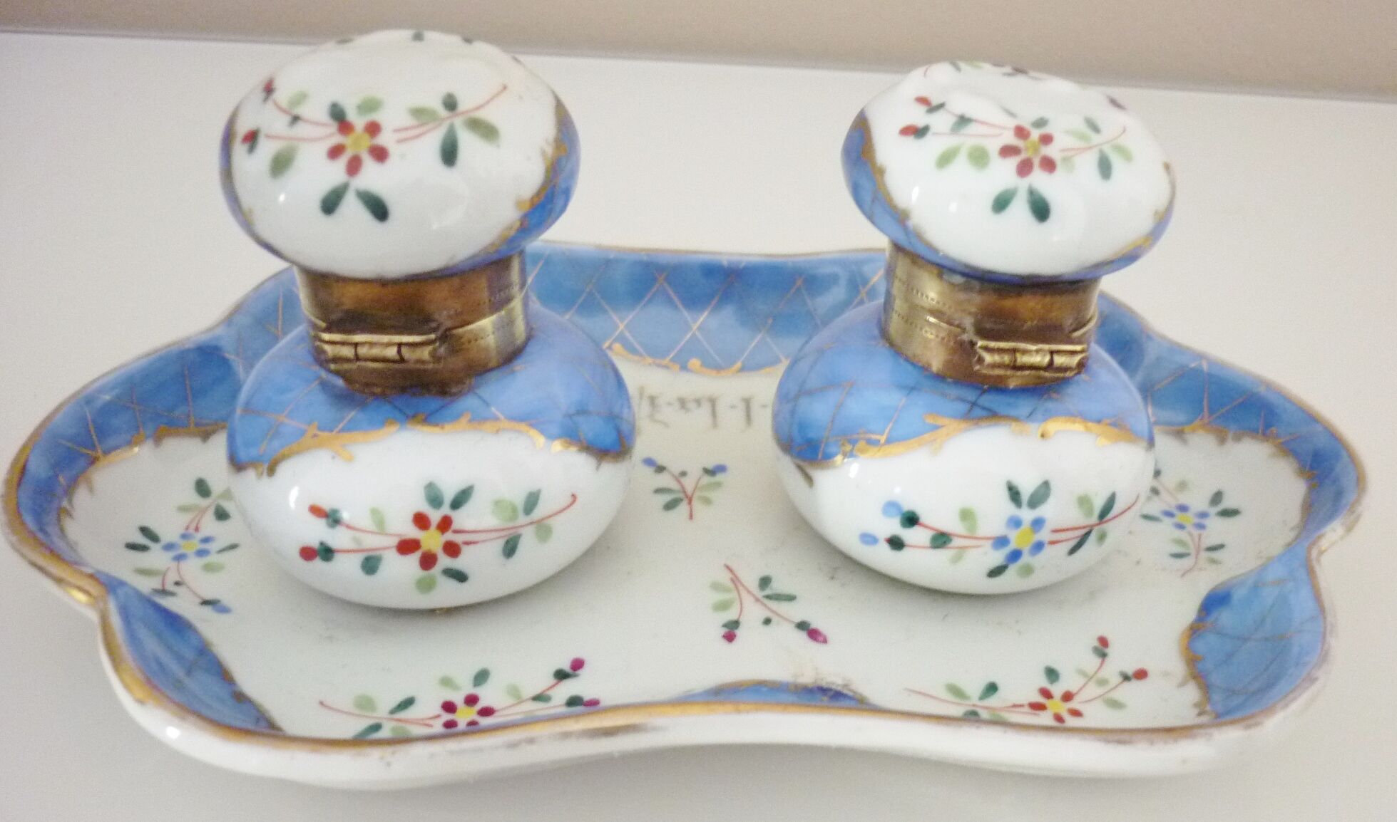 Double antique inkwells in hand-painted porcelain, nineteenth century