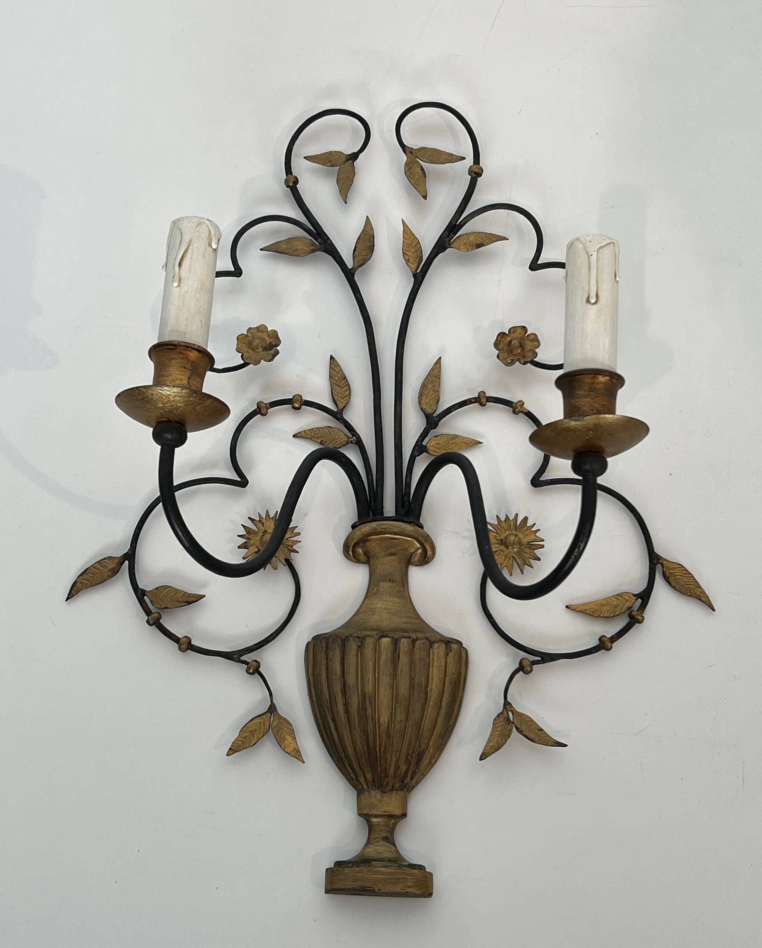 Paire d'appliques en fer forgé et doré représentant un bouquet de fleurs