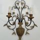 Paire d'appliques en fer forgé et doré représentant un bouquet de fleurs