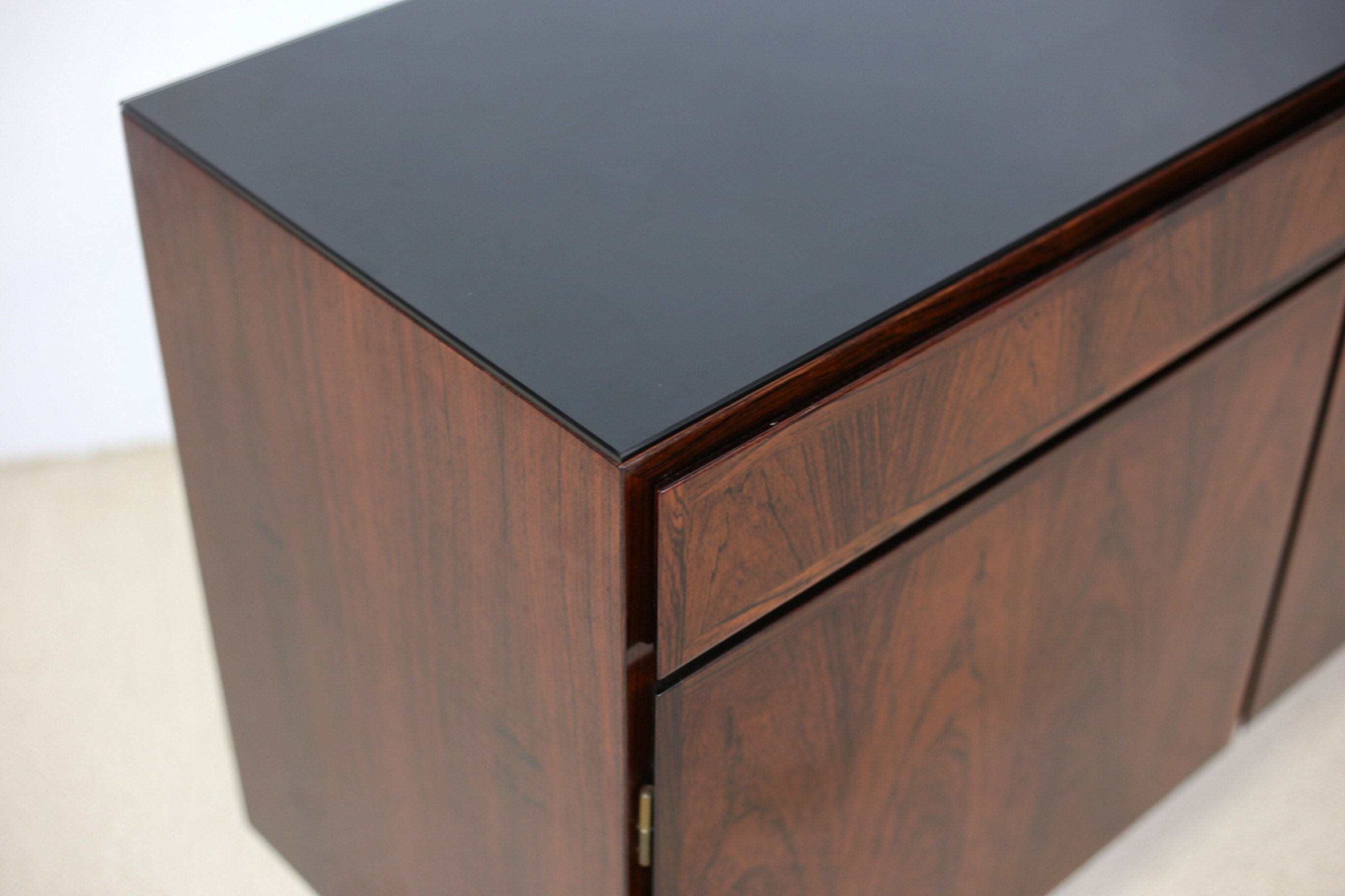 Omann Jun buffet in rosewood