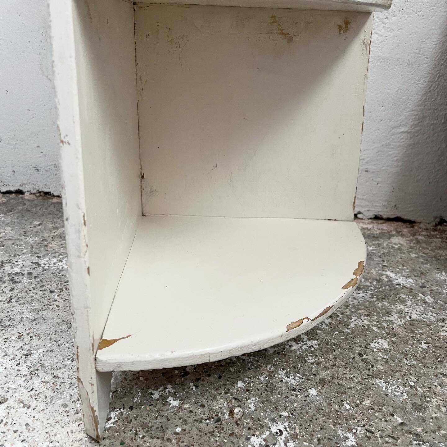 Corner kitchen shelves