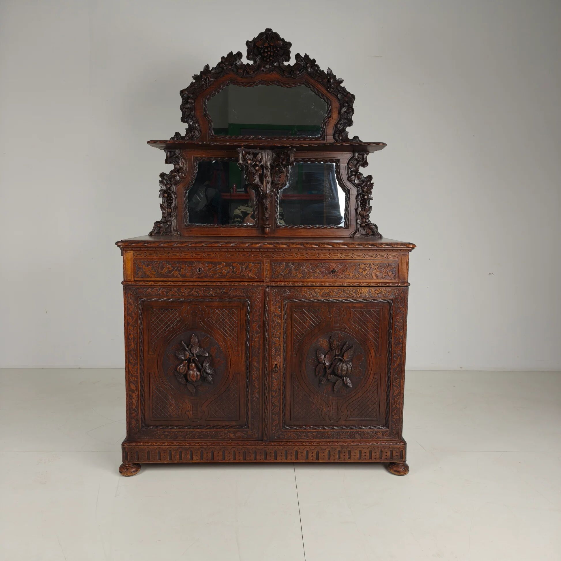 Horrix buffet cabinet with mirror – Black Forest style, by Horrix