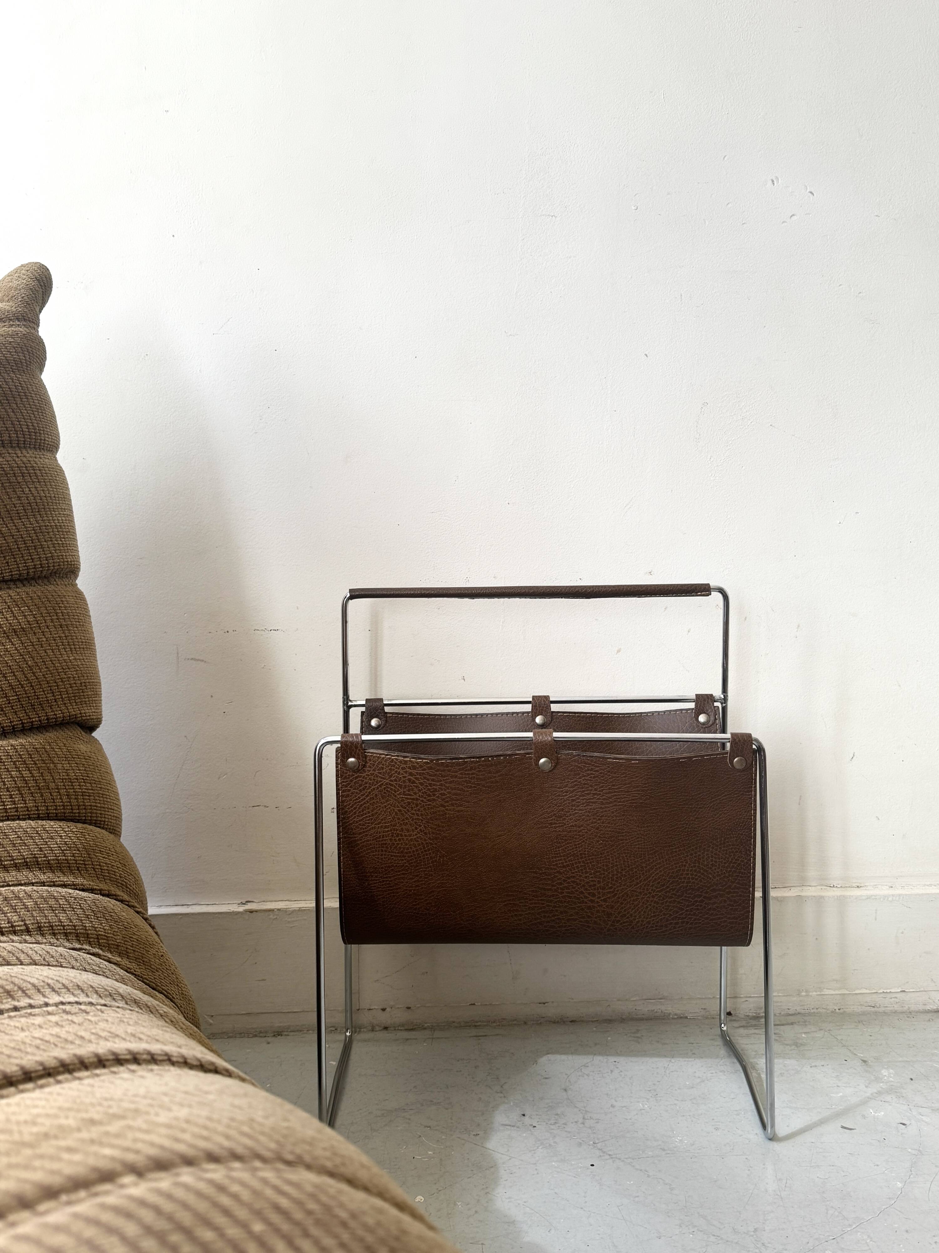 Modernist magazine rack in brown leather & chrome wire metal – 1970 design