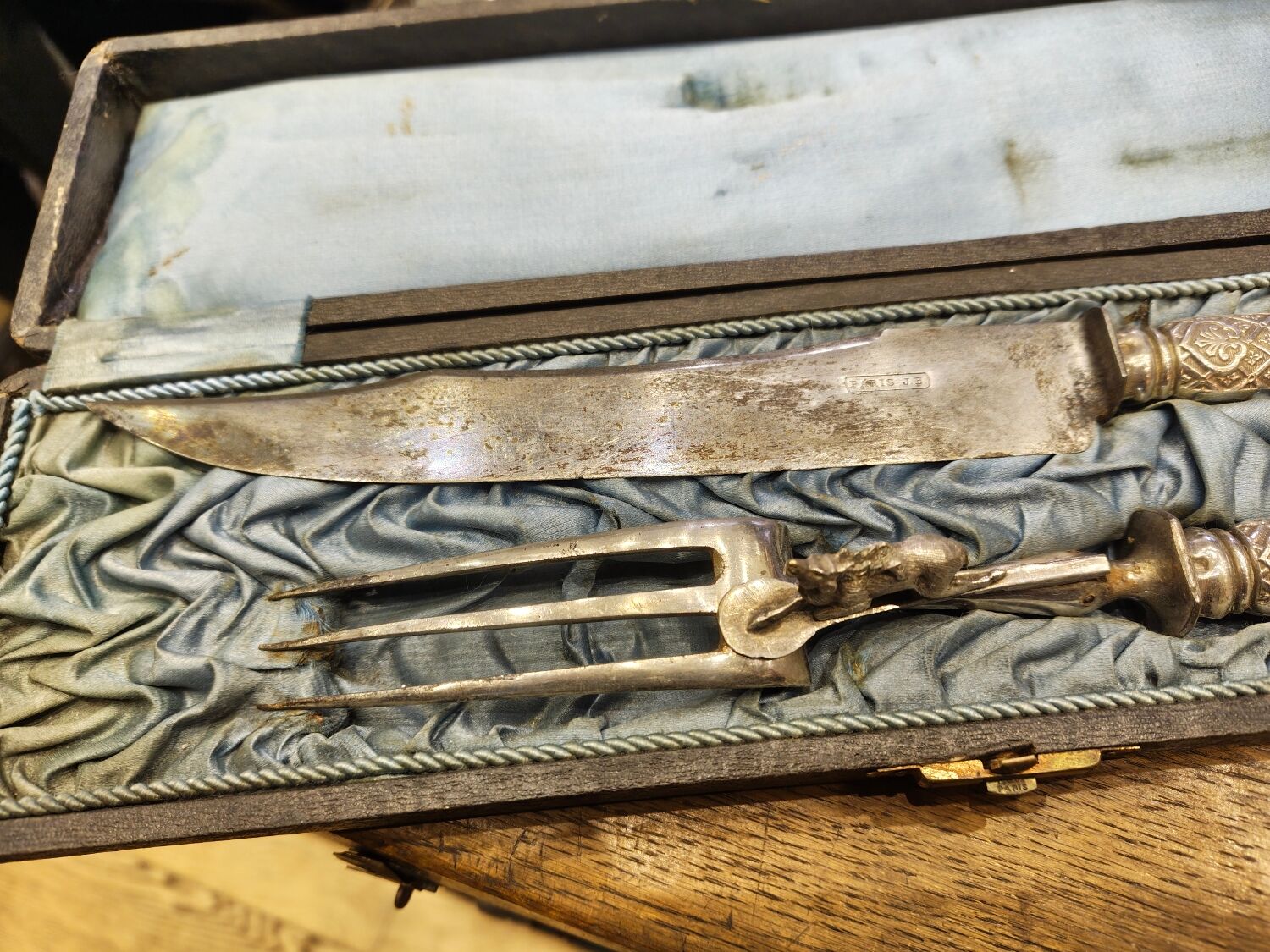 Exceptional cutting set with silver stag.