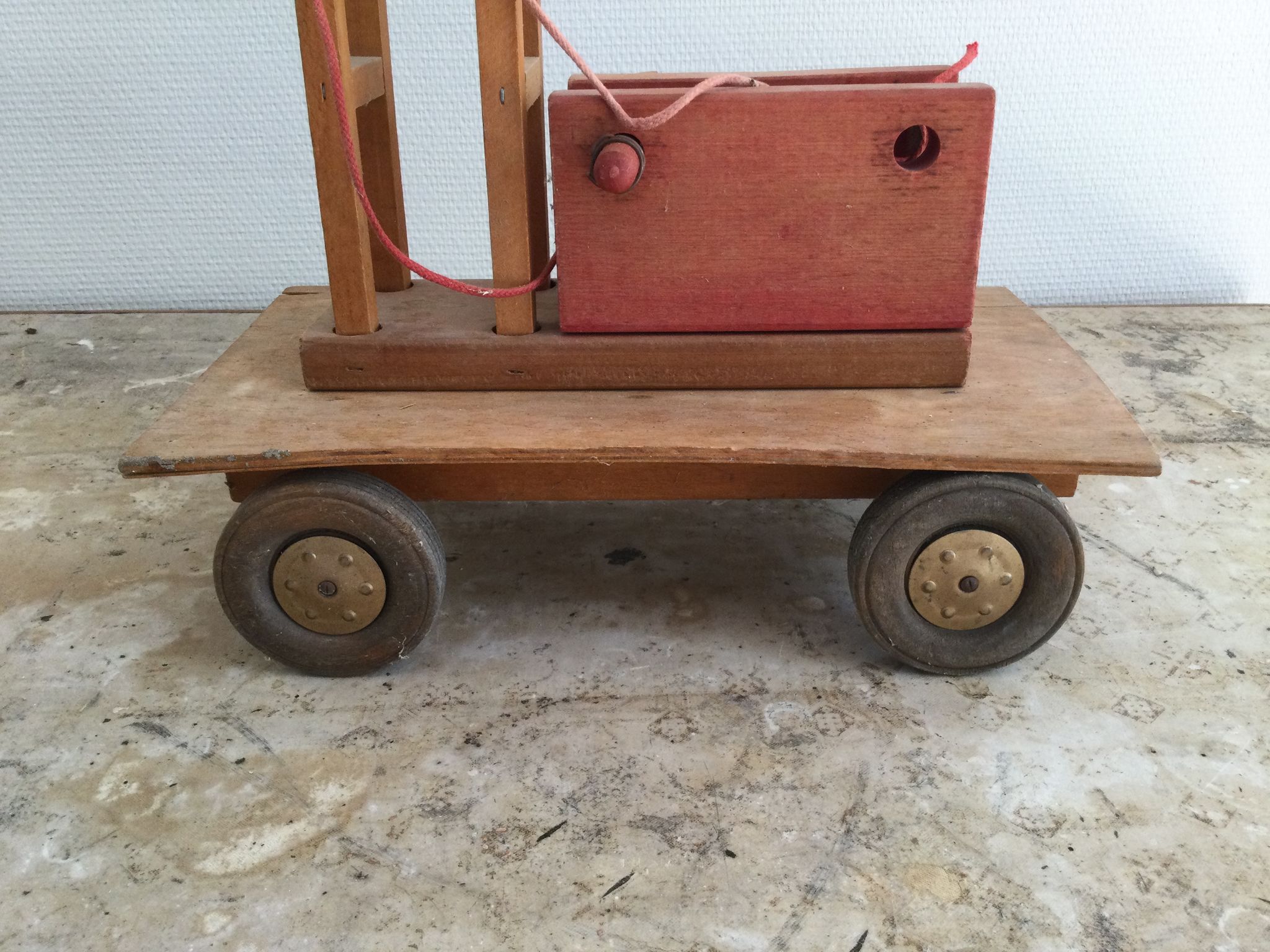 Ancienne grue en bois Dejou