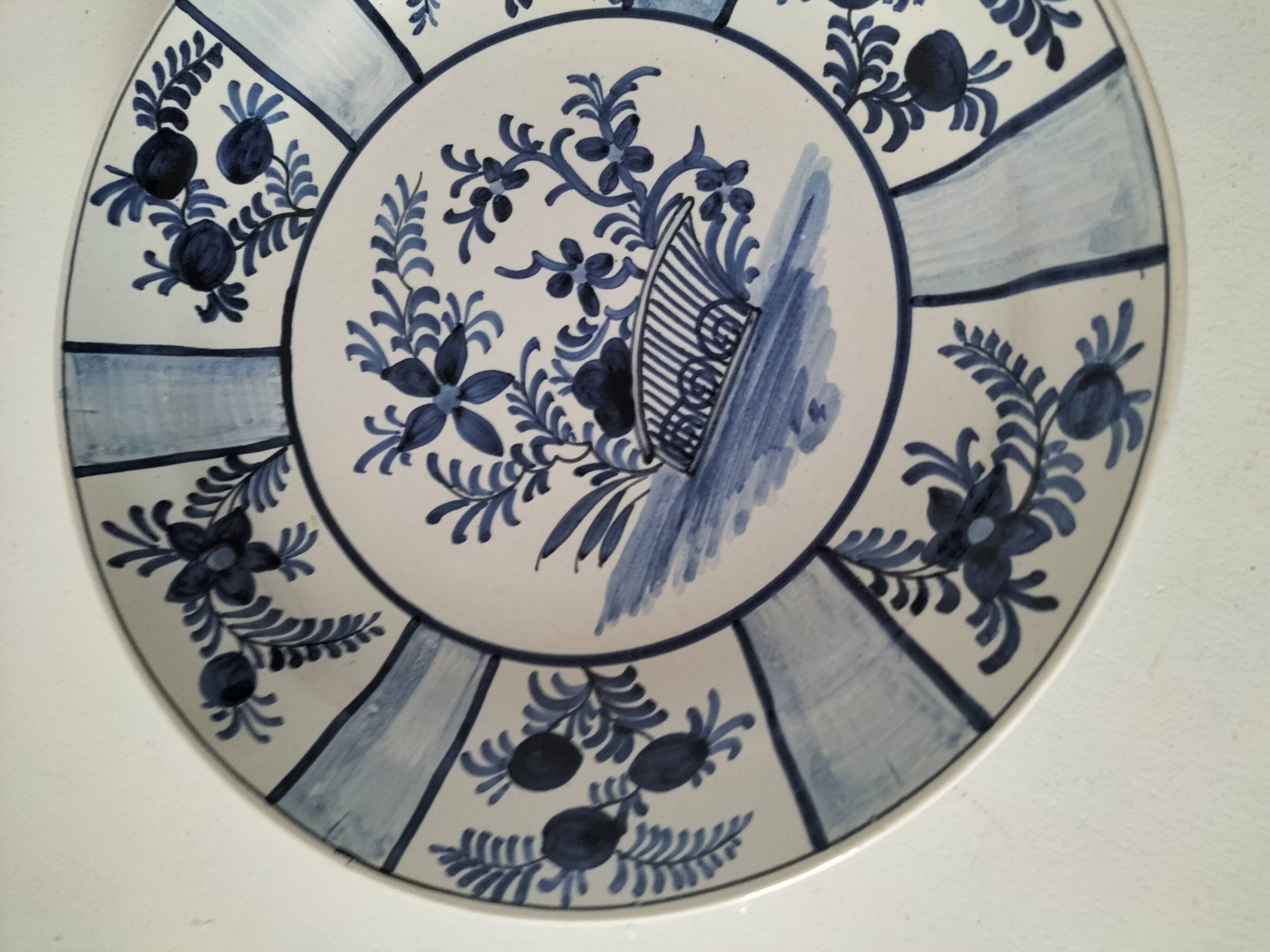 Assiette en faïence peinte à la main