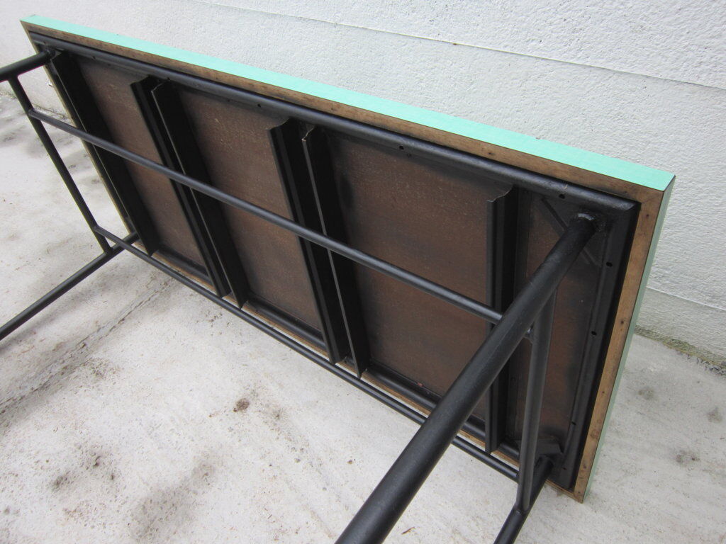 Table metal and formica