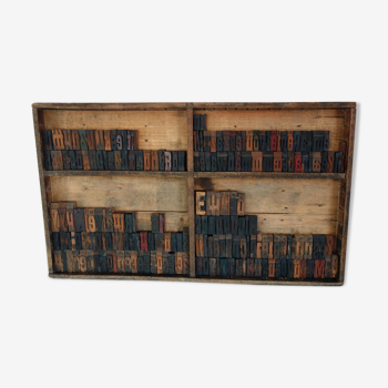 Ancien casier d'imprimerie avec caractères en bois vintage