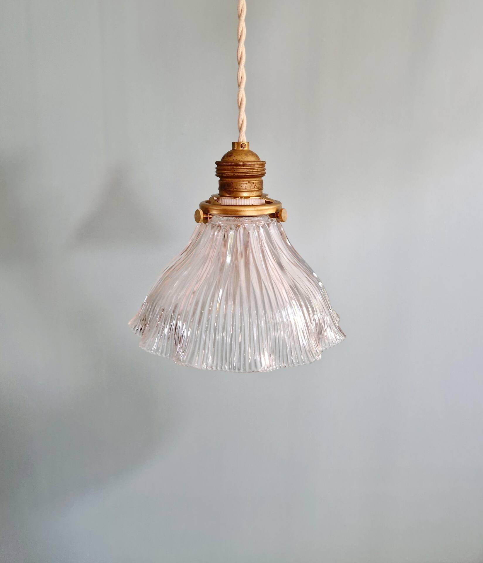 Suspension Art Déco en verre rainuré transparent, Holophane, 1920-30 