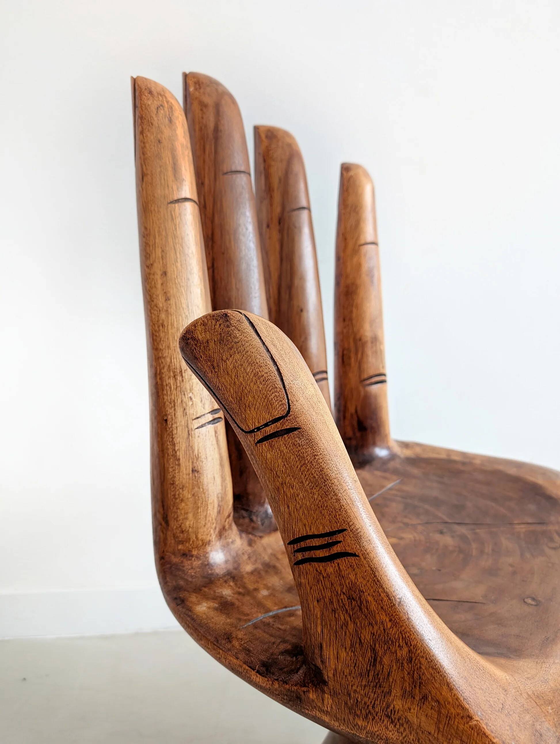 Chaise en bois de suar sculpté à la main, années 1970