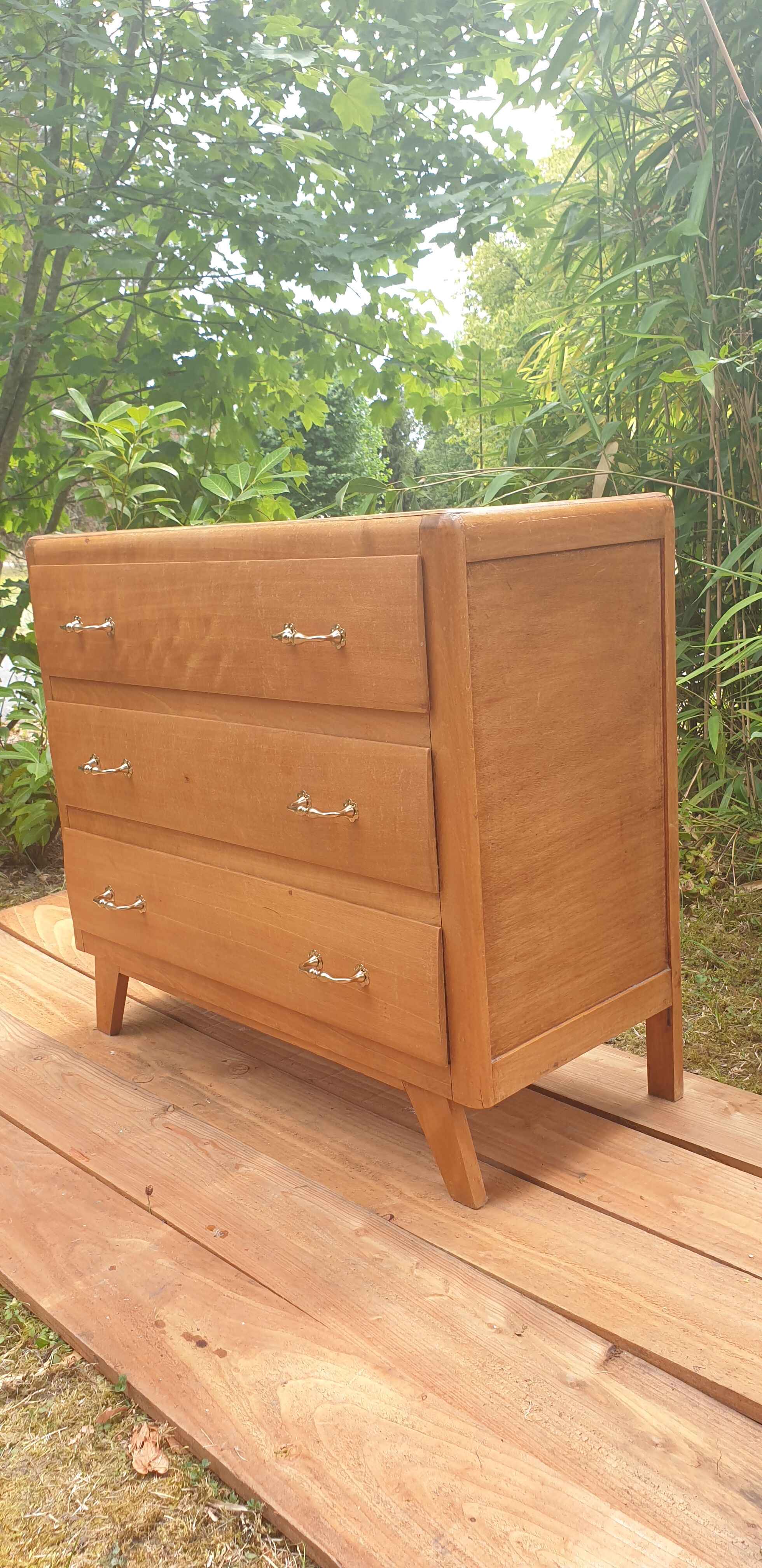 Dresser compass feet