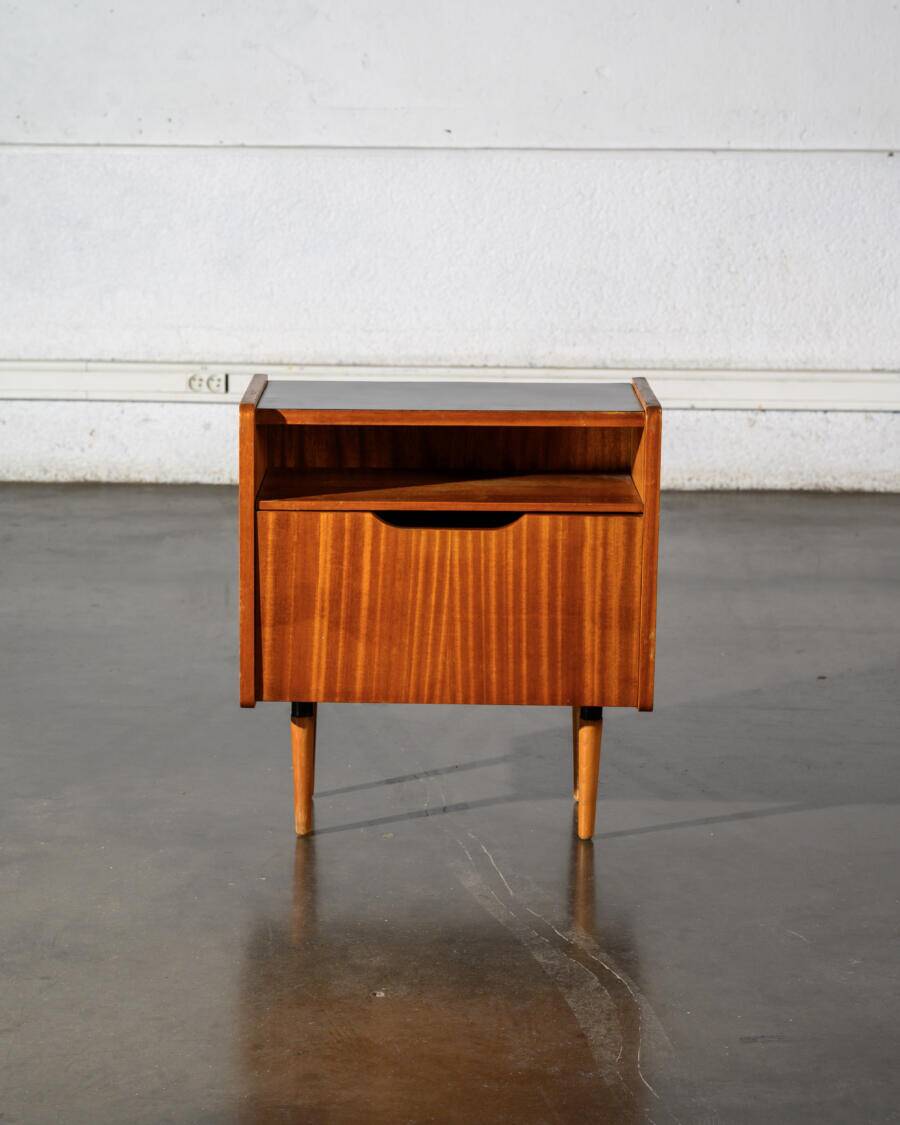 Table de chevet une porte abattante