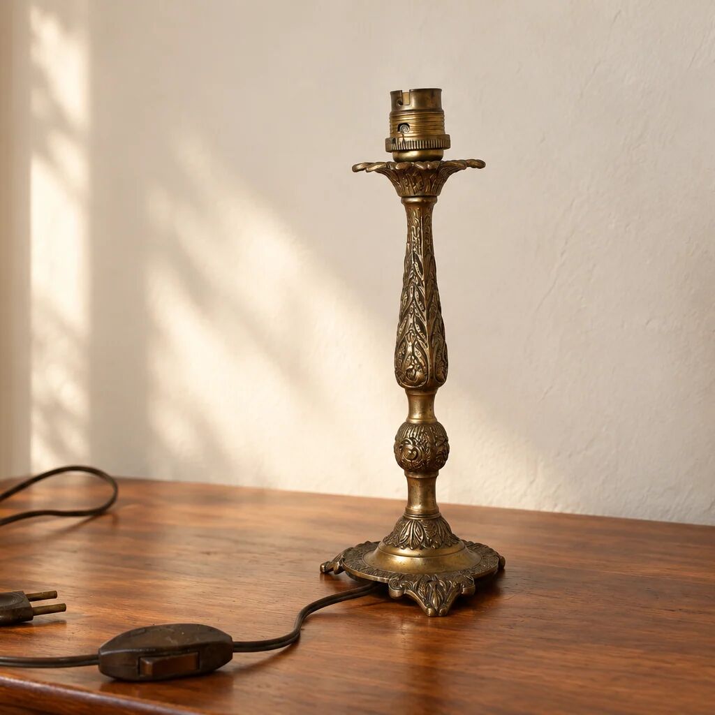 Vintage lamp base in patinated gold metal – foliage decor – 25 cm