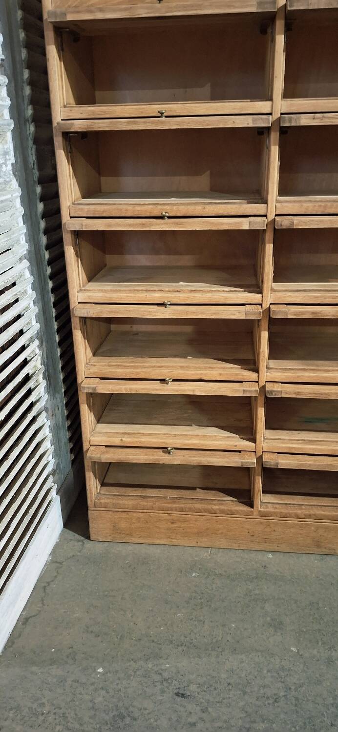 Trade cabinet with flaps