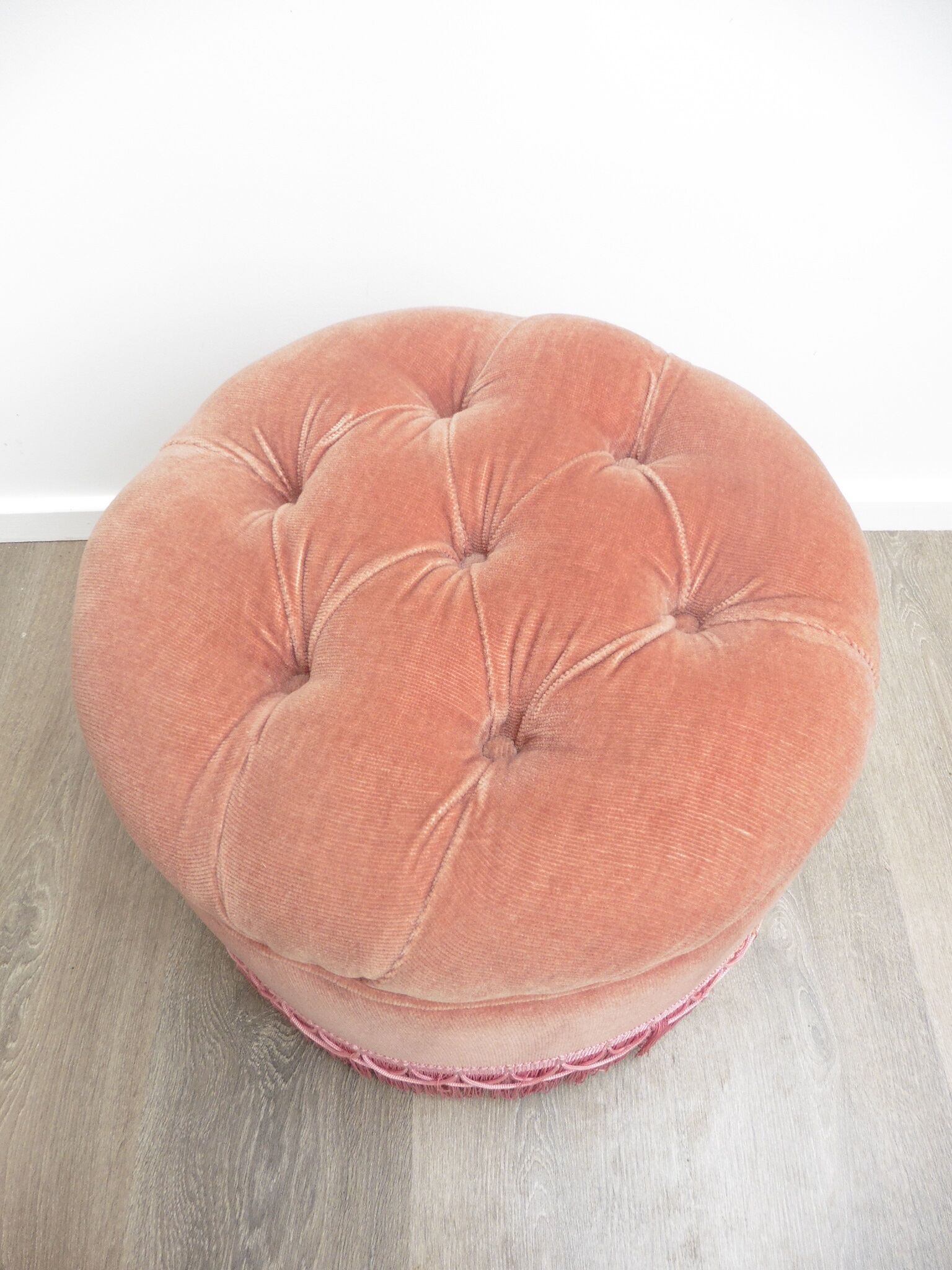 Armchair toad and its footrest in old pink velvet