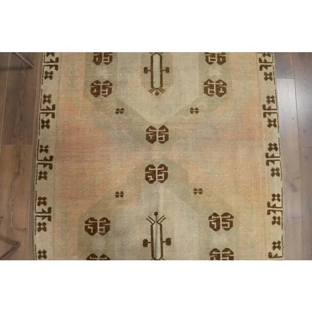 Tapis couloir en laine et coton fait main Oushak turc des années 1970, 137x404.
