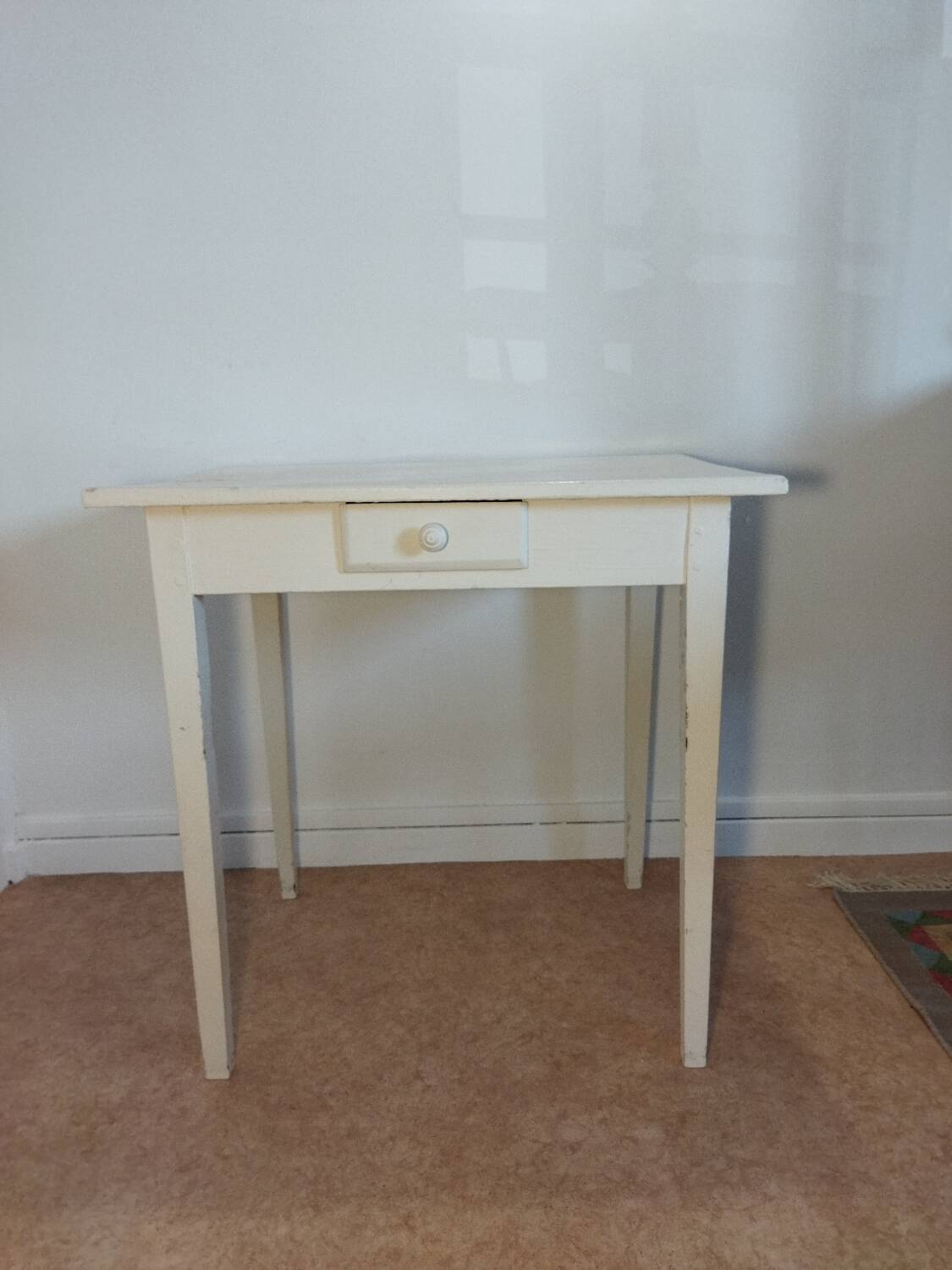 Spindle-legged desk