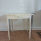 Spindle leg desk