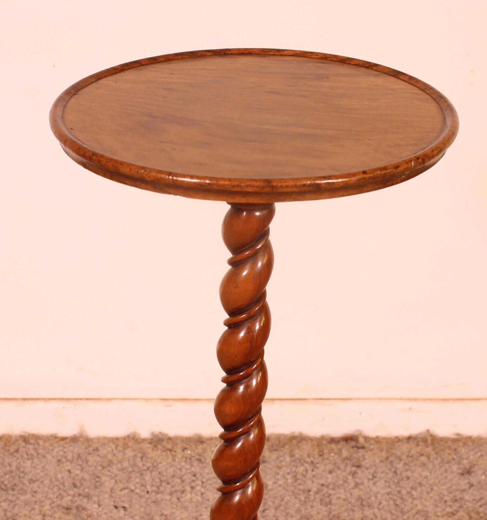Small guéridon called tea table in walnut - 19th century stamped Holland and So.