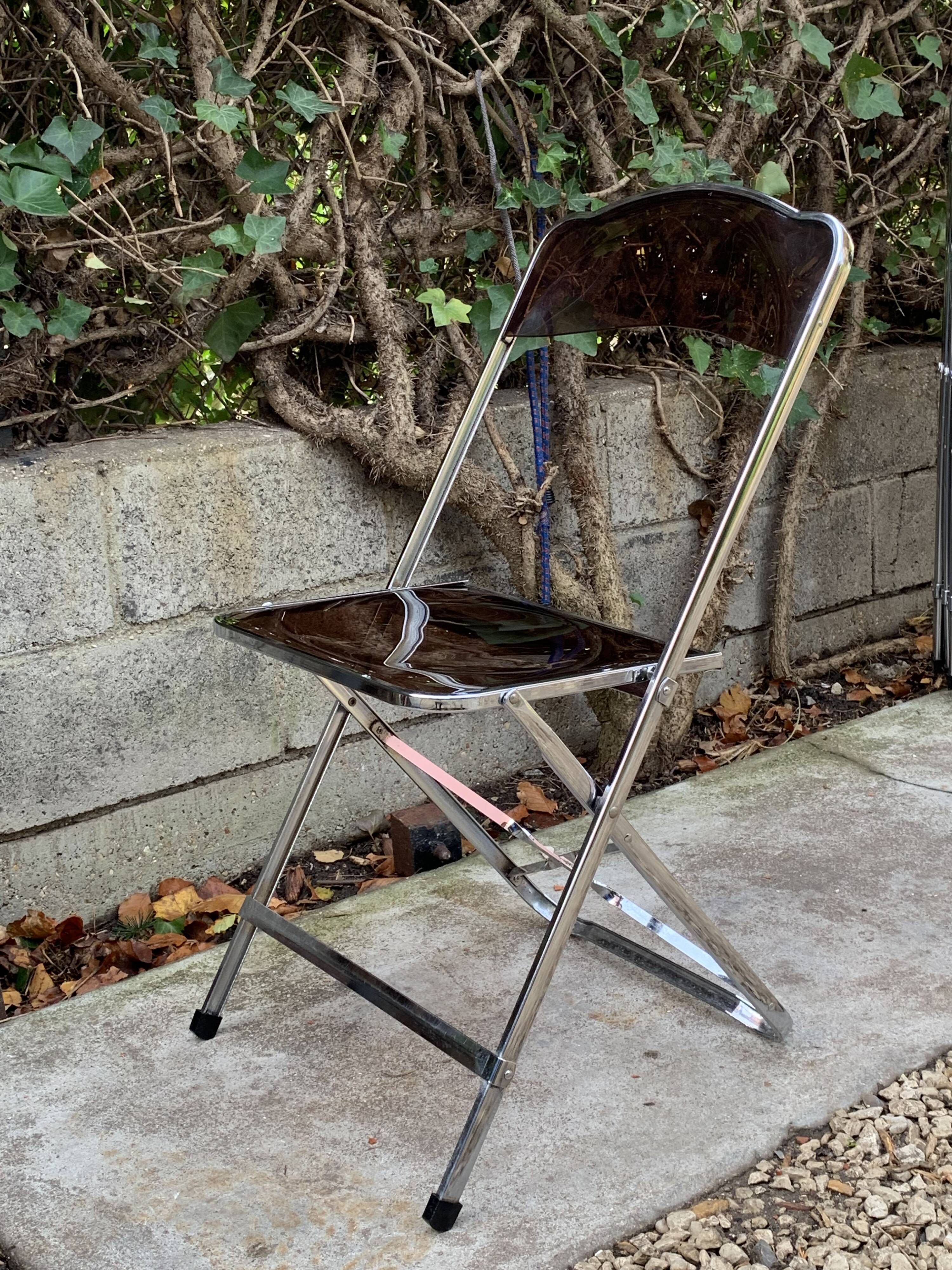 6 chaises pliantes en Plexiglas fumé et métal chrome Chaisor 1970