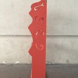 Étagère avec découpes en volute